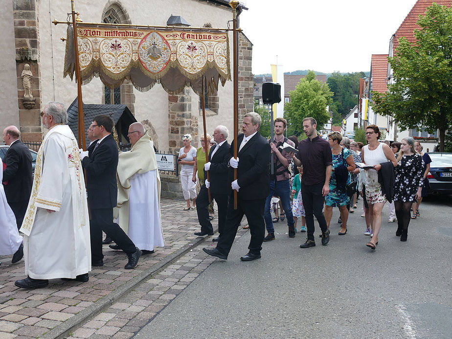 Fronleichnamsprozession durch die Straßen von Naumburg (Foto: Karl-Franz Thiede)